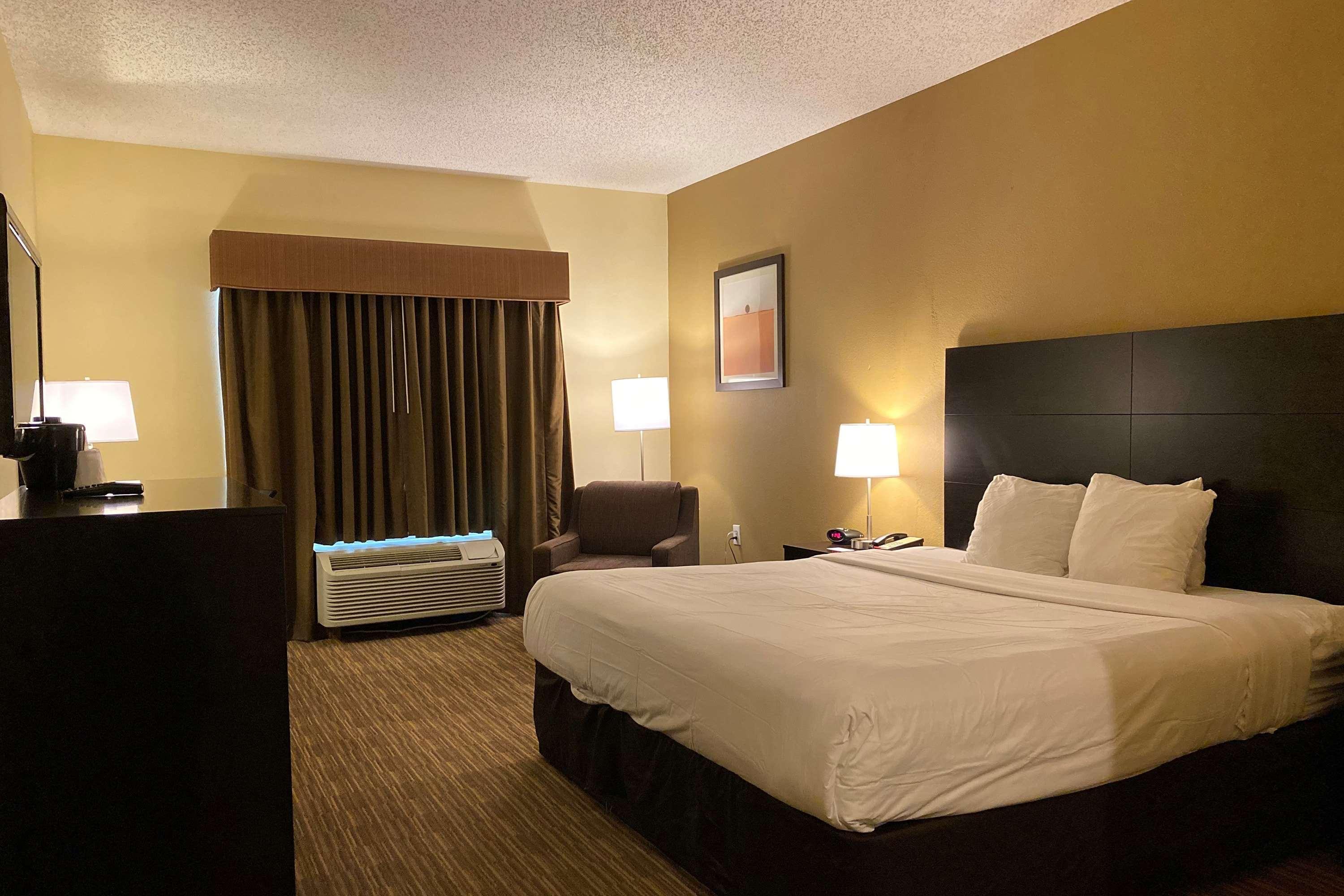 Baymont By Wyndham Houston North Hotel Exterior photo