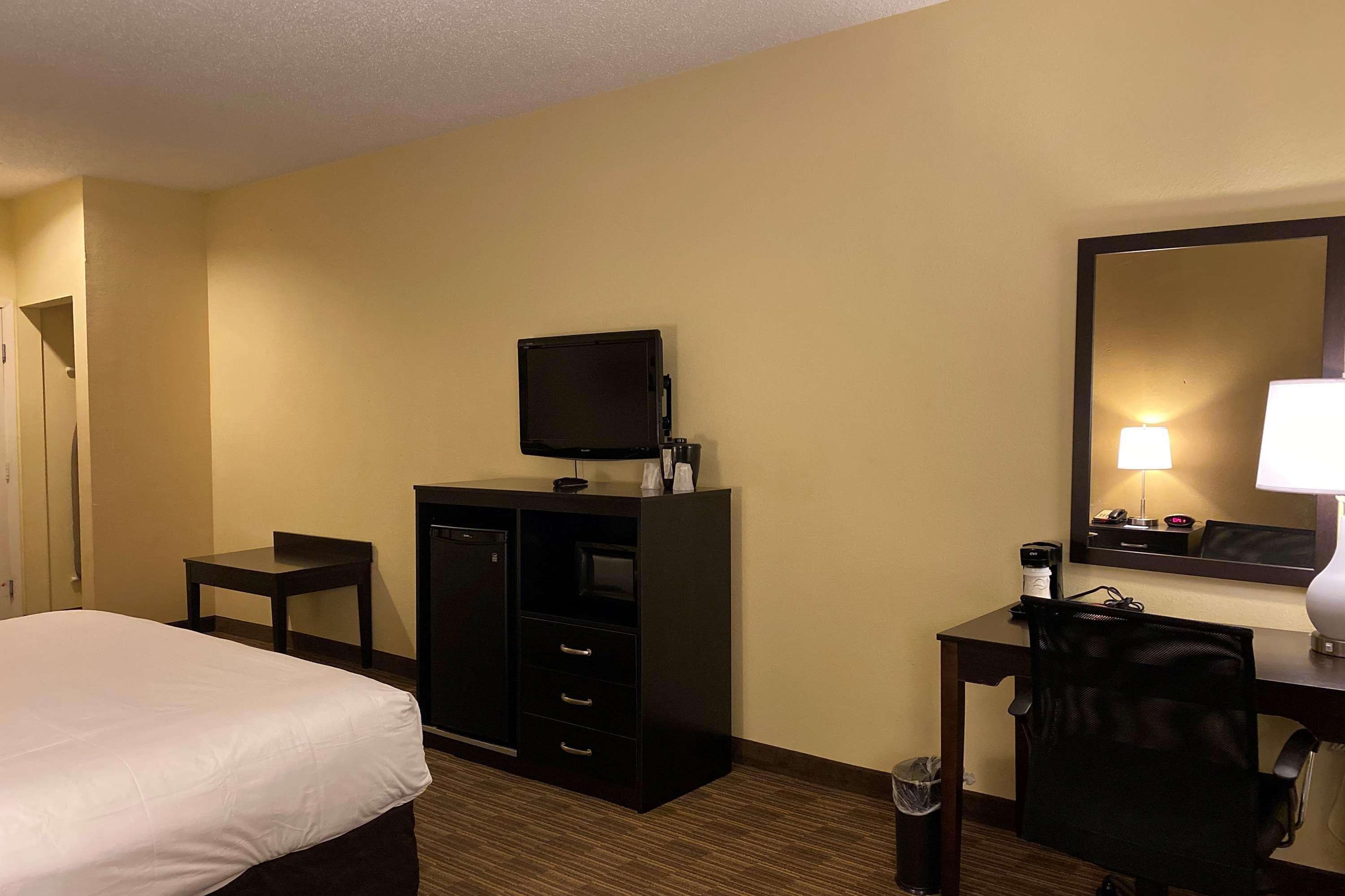 Baymont By Wyndham Houston North Hotel Exterior photo