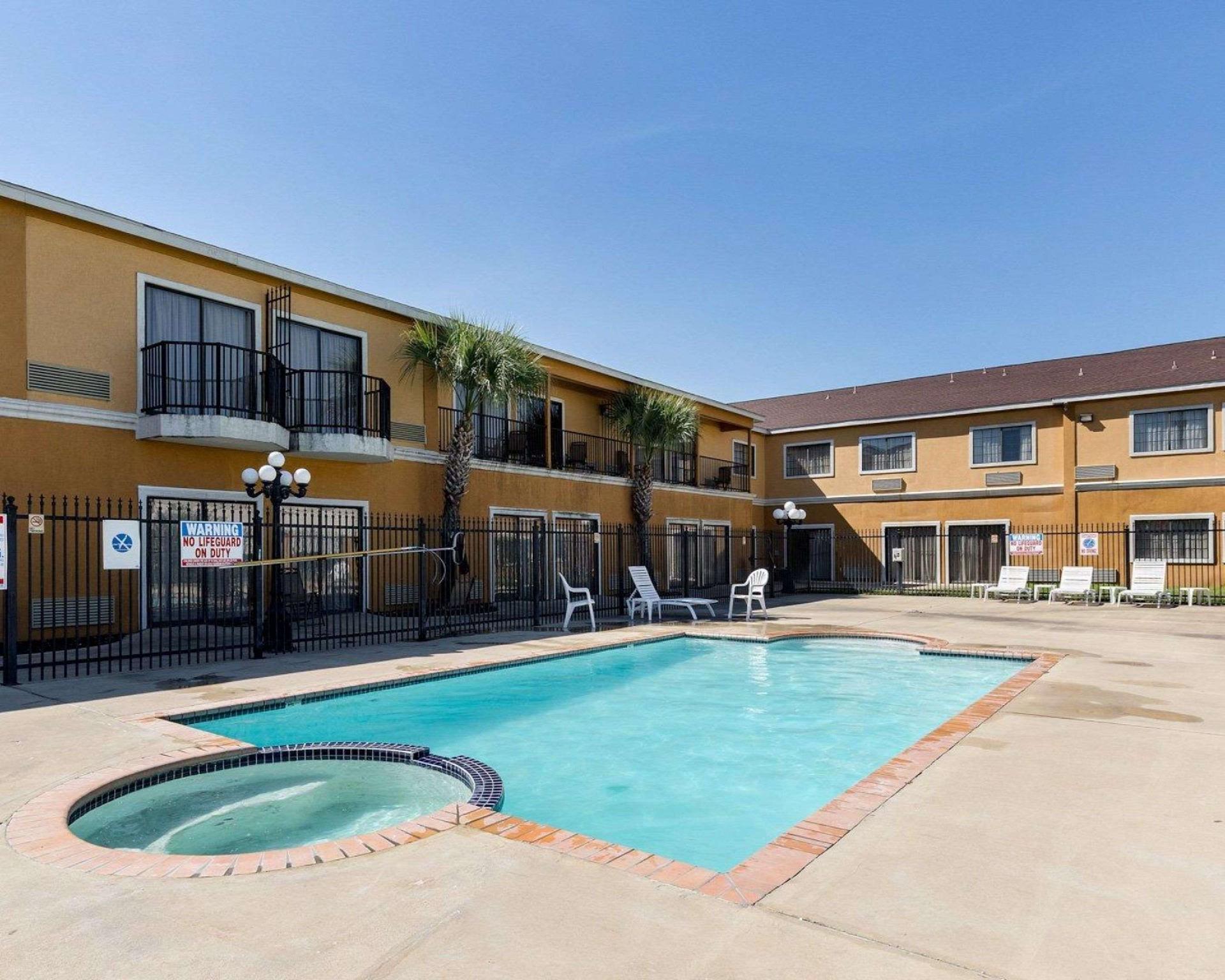 Baymont By Wyndham Houston North Hotel Exterior photo