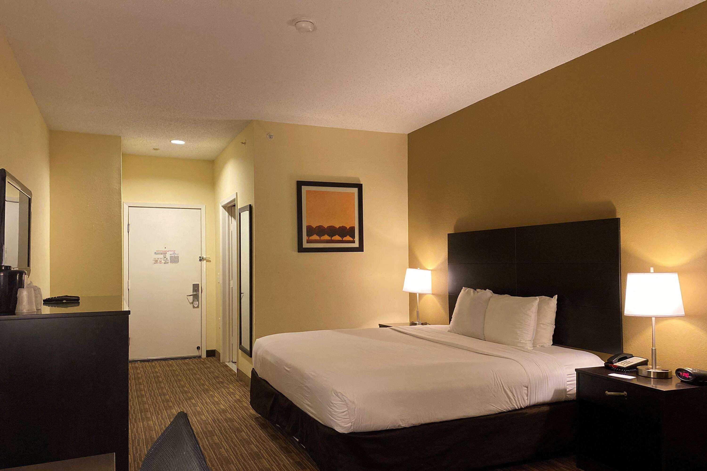 Baymont By Wyndham Houston North Hotel Exterior photo