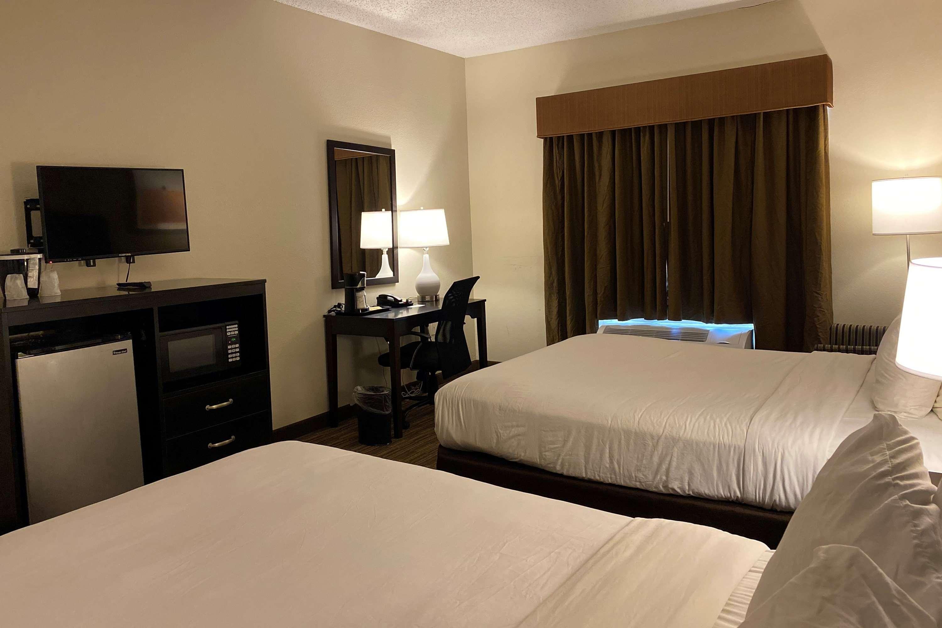 Baymont By Wyndham Houston North Hotel Exterior photo