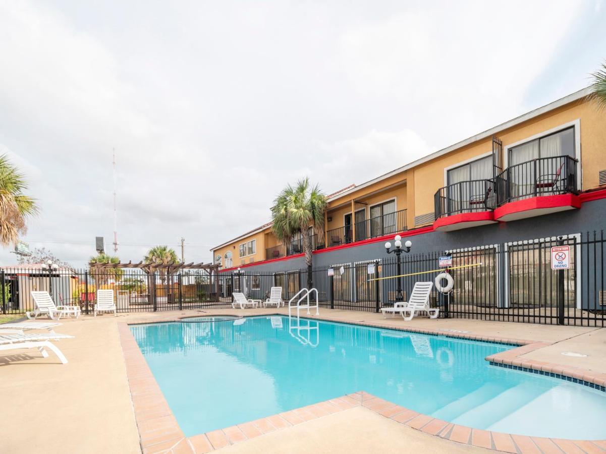 Baymont By Wyndham Houston North Hotel Exterior photo