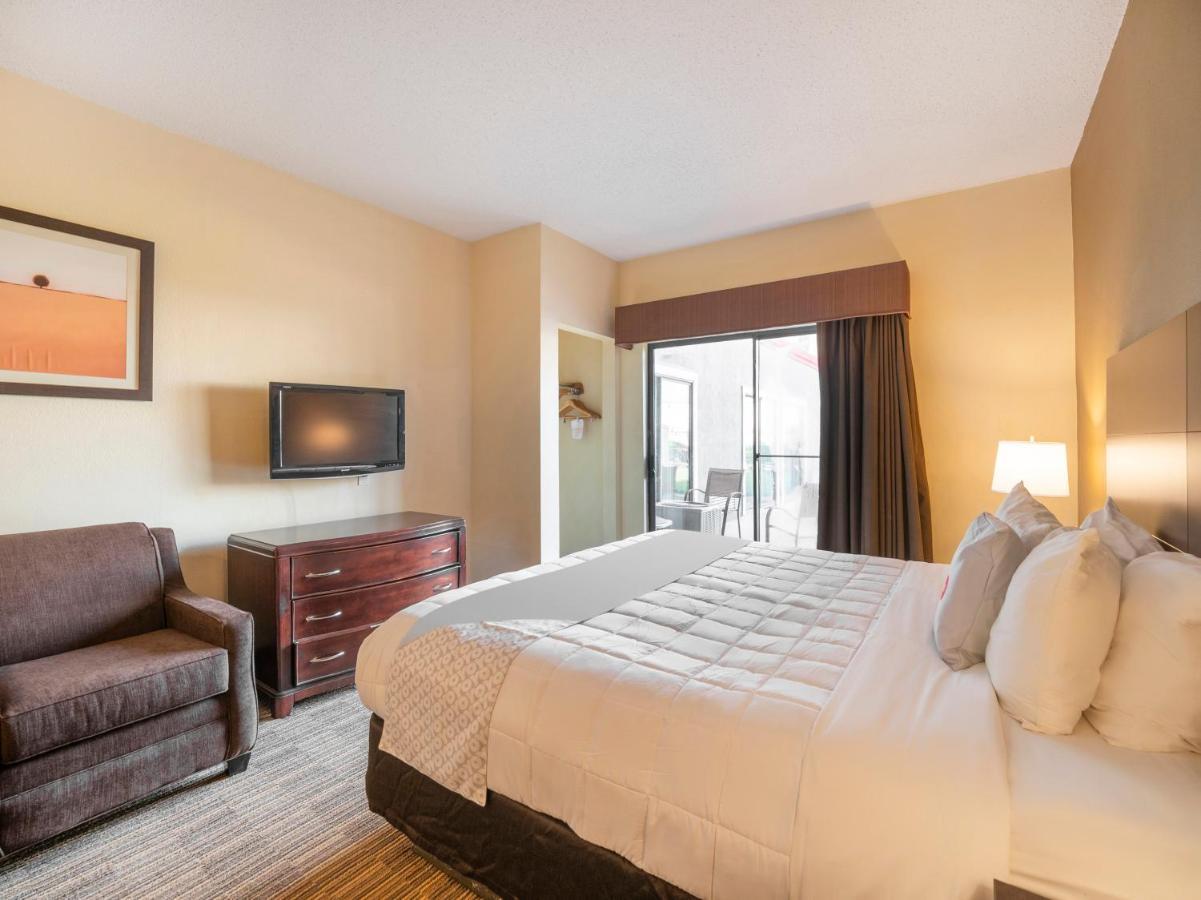 Baymont By Wyndham Houston North Hotel Exterior photo