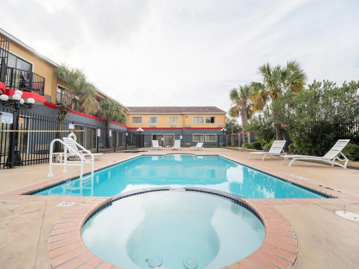 Baymont By Wyndham Houston North Hotel Exterior photo