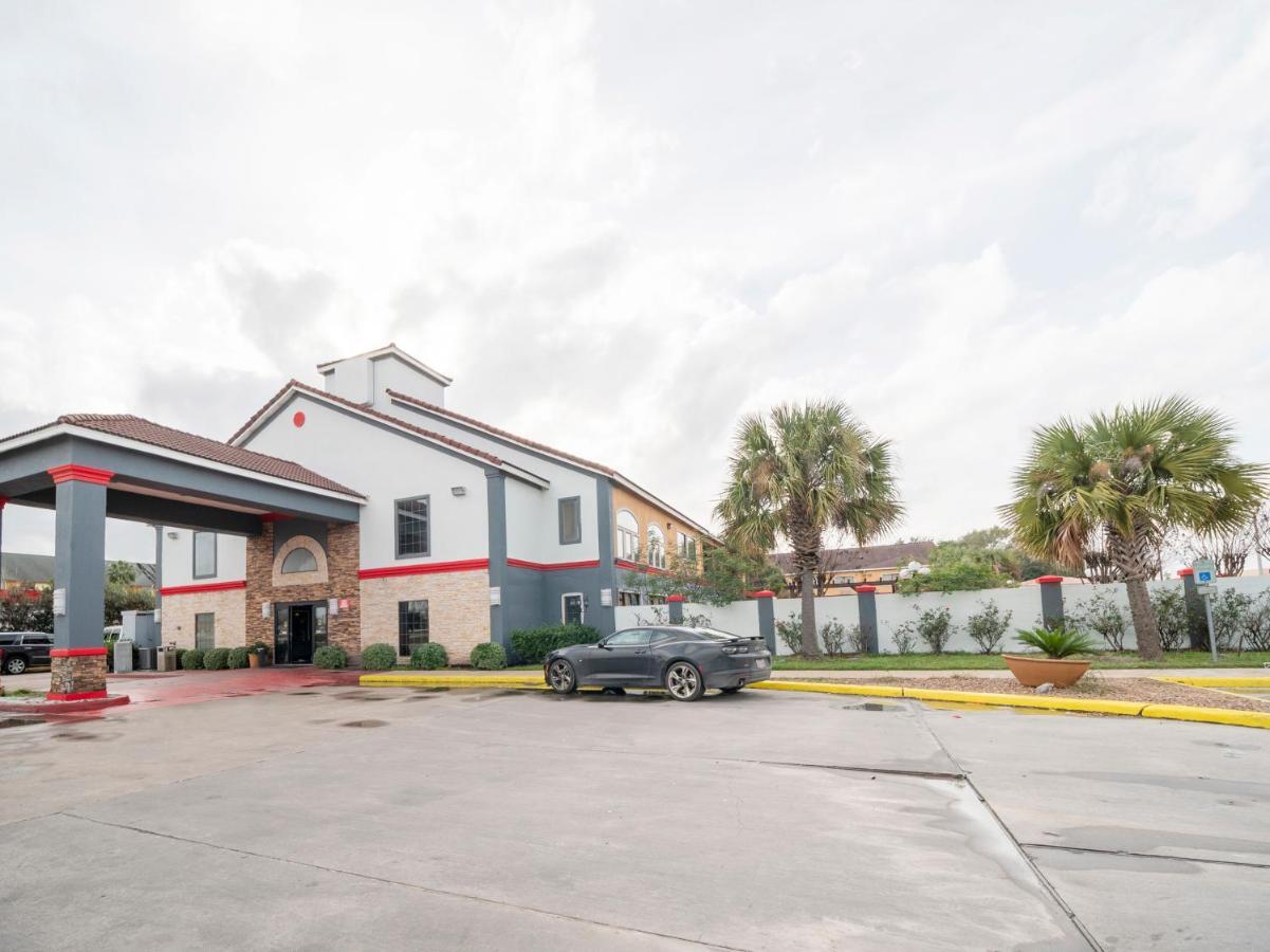 Baymont By Wyndham Houston North Hotel Exterior photo