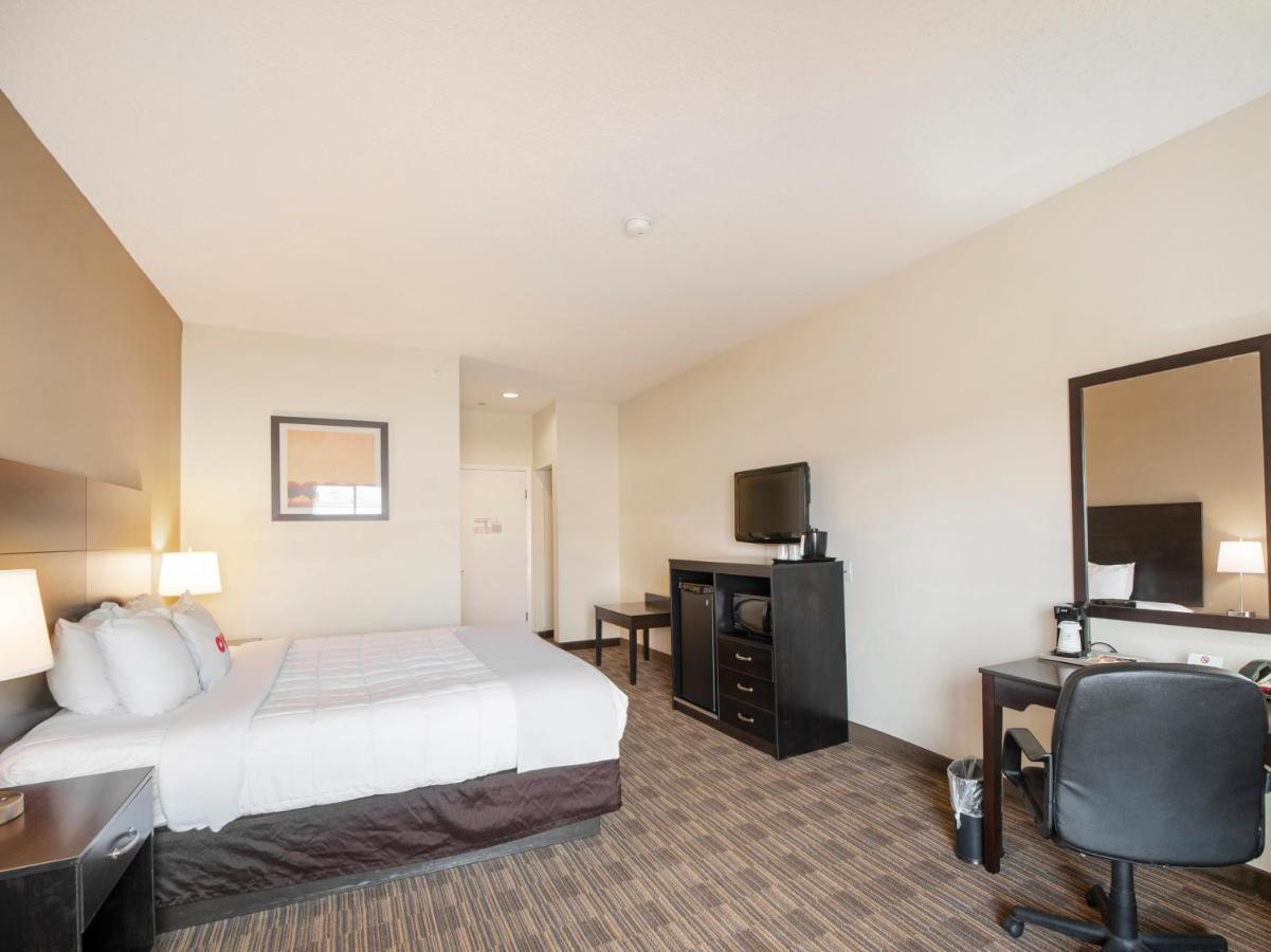 Baymont By Wyndham Houston North Hotel Exterior photo