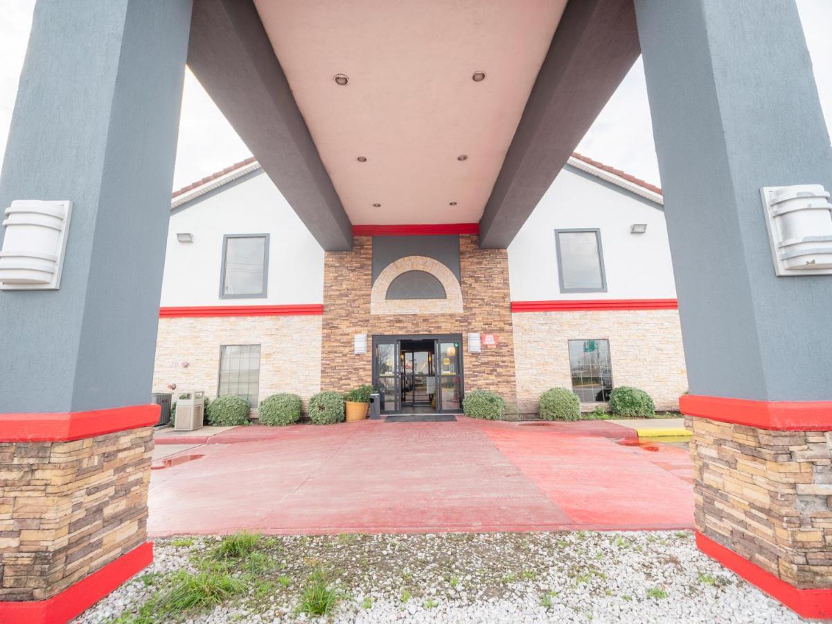Baymont By Wyndham Houston North Hotel Exterior photo