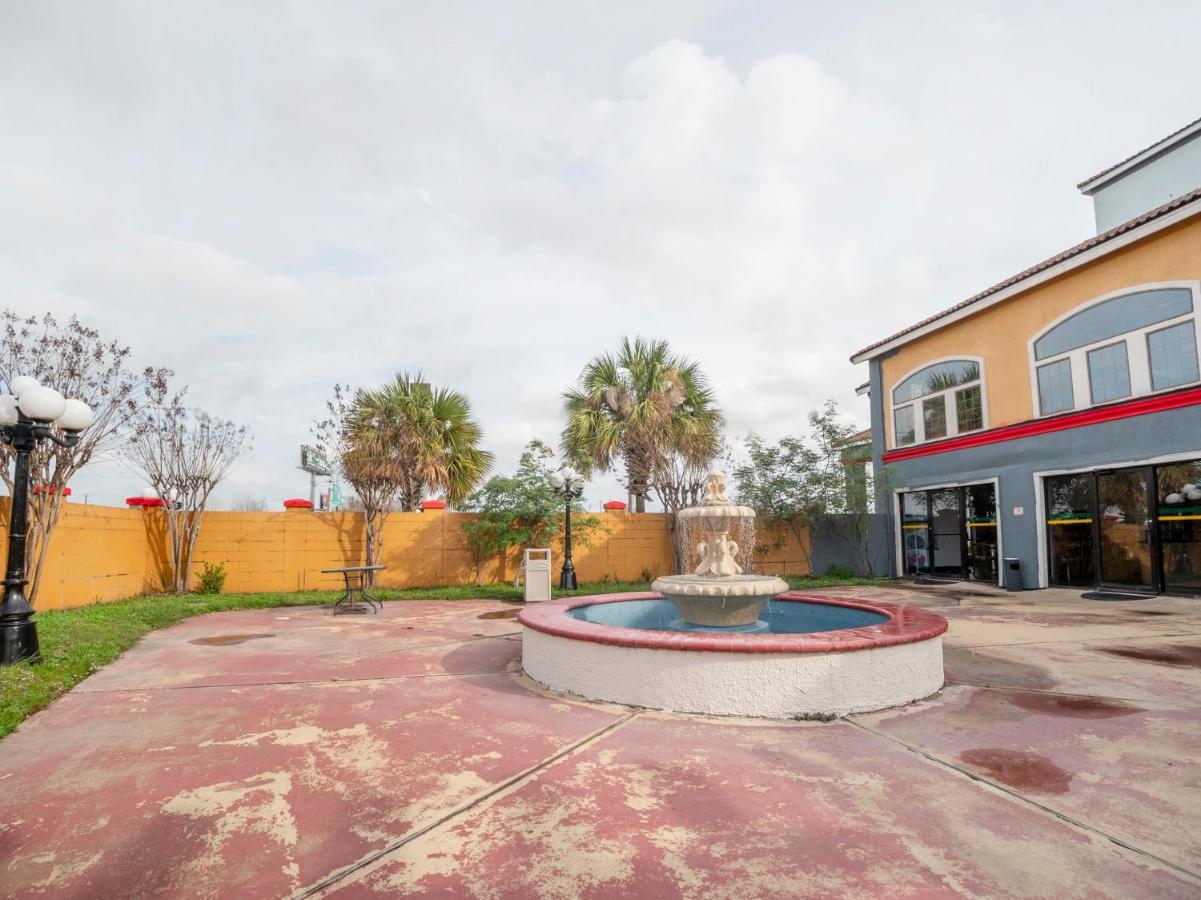Baymont By Wyndham Houston North Hotel Exterior photo