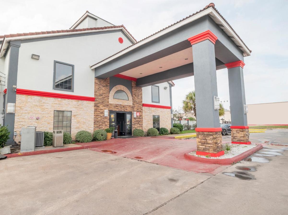 Baymont By Wyndham Houston North Hotel Exterior photo