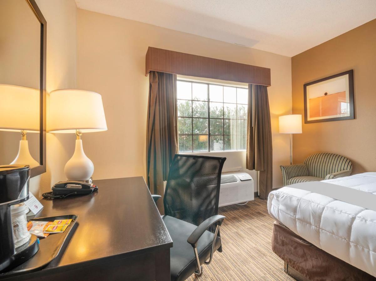 Baymont By Wyndham Houston North Hotel Exterior photo